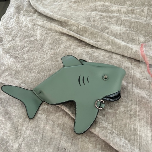 Grey shark 🦈 crossbody bag NWT!! - Picture 6 of 7